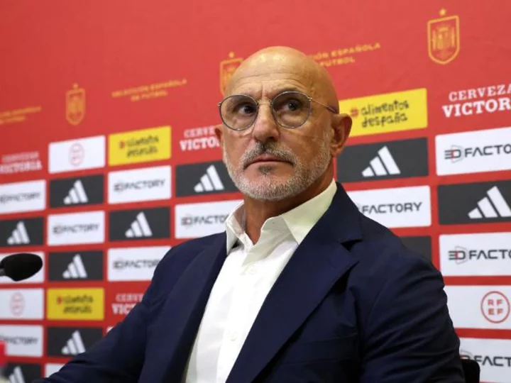 Spanish men's national team manager Luis de la Fuente apologizes for applauding Luis Rubiales' defiant speech