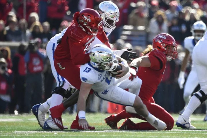 Ray Davis has 3 TDs, Kentucky tops No. 9 Louisville 38-31 to win fifth consecutive Governor's Cup
