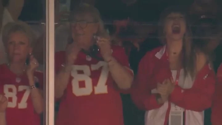 Taylor Swift Hanging With Travis Kelce's Mom at Chiefs Game