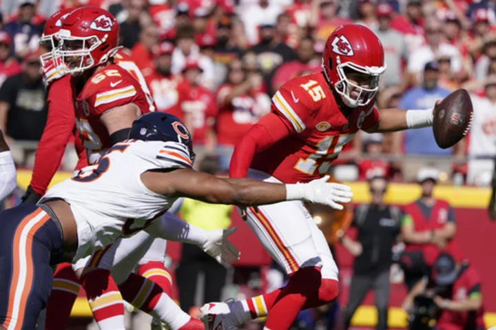 Chiefs offense gets going, galvanized by perception that officials are picking on their right tackle