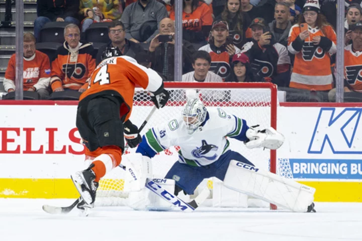 Sean Couturier scores on penalty shot in Flyers' 2-0 victory over Canucks