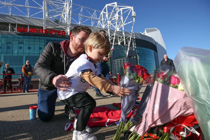 Manchester United fans head to Old Trafford to pay tribute to Sir Bobby Charlton