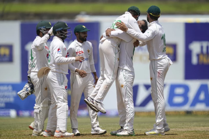 Pakistan takes 3 wickets in opening session of 4th day against Sri Lanka in 1st test