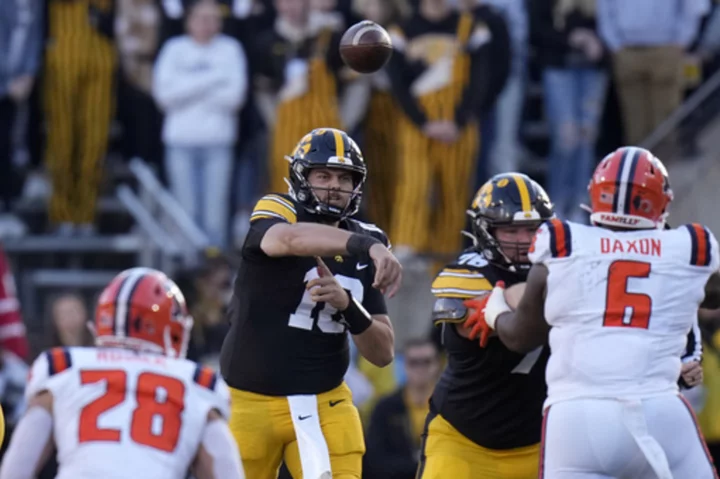 Iowa rallies in fourth quarter to defeat Illinois, 15-13, and clinch Big Ten West title