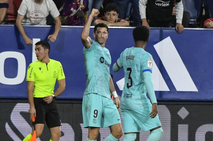 Lewandowski scores late penalty in Barcelona's 2-1 win at Osasuna