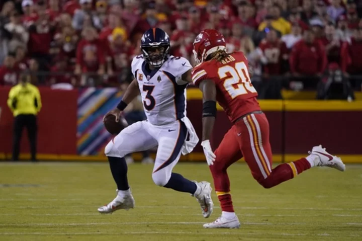 Broncos' Russell Wilson throws 2 picks, struggles mightily in loss to Chiefs