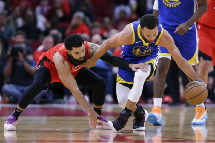 Curry scores 24 with four 3's late to lead Warriors to 106-95 win over Rockets