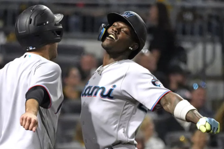 Marlins clinch NL wild-card spot with 7-3 win over Pirates