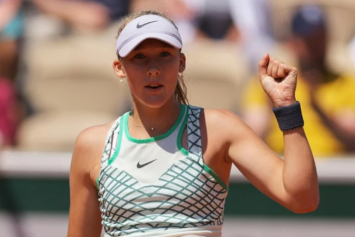 Swiatek eyes French Open last 32 as Andreeva strikes blow for teens