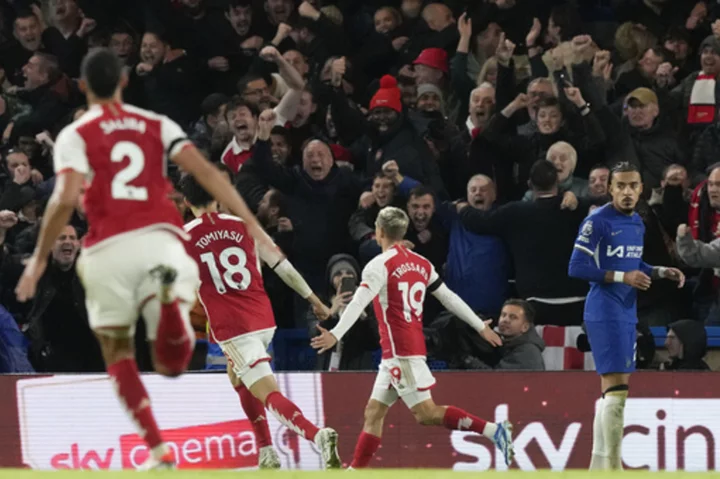 Arsenal rallies from 2 goals down to draw 2-2 at Chelsea and stay unbeaten in Premier League