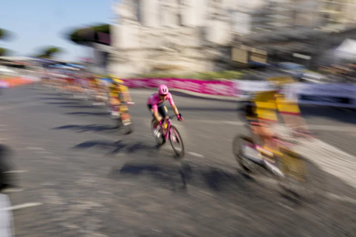 Roglic raises the Giro d'Italia trophy in Rome; Cavendish wins final stage