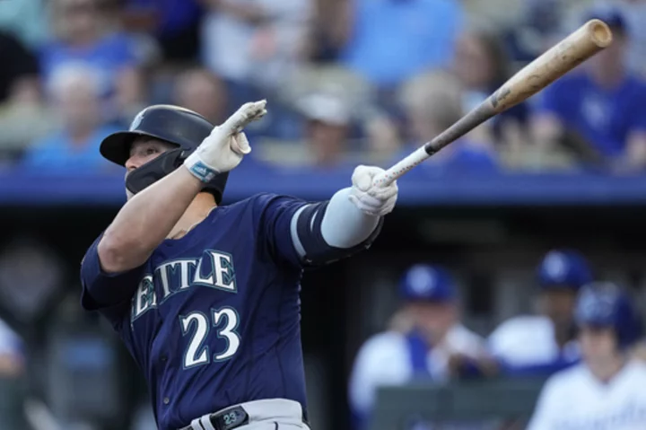 Hernandez hits sacrifice fly in the eighth to break a tie, Mariners edge Royals 6-5