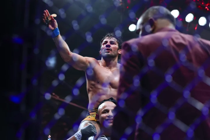 Volkanovski beats Rodriguez with third-round TKO for featherweight title in UFC 290