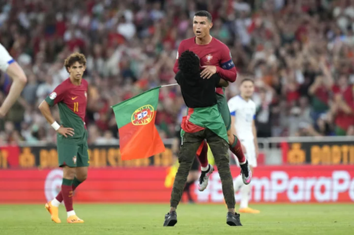Ronaldo hugged and Fernandes scores 2 as Portugal wins Euro qualifier