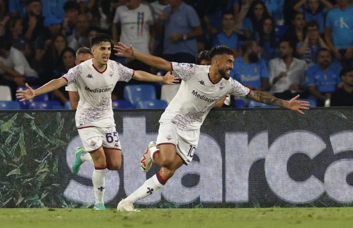 Soccer-Second-half goals give Fiorentina 3-1 win at Napoli