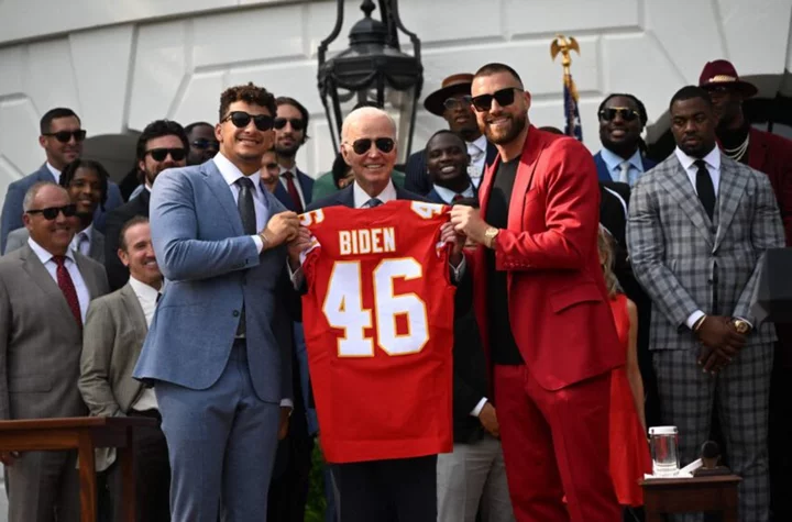 Patrick Mahomes couldn’t get Travis Kelce off a White House mic more quickly