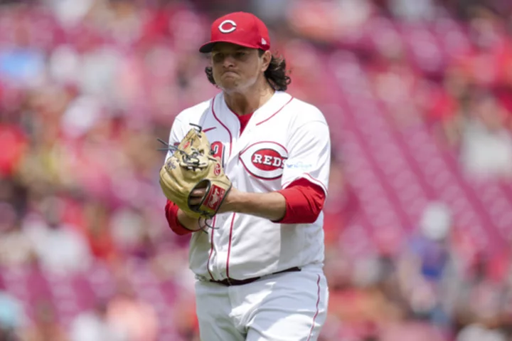 Reds extend winning streak to 11 games which is team's longest since 1957