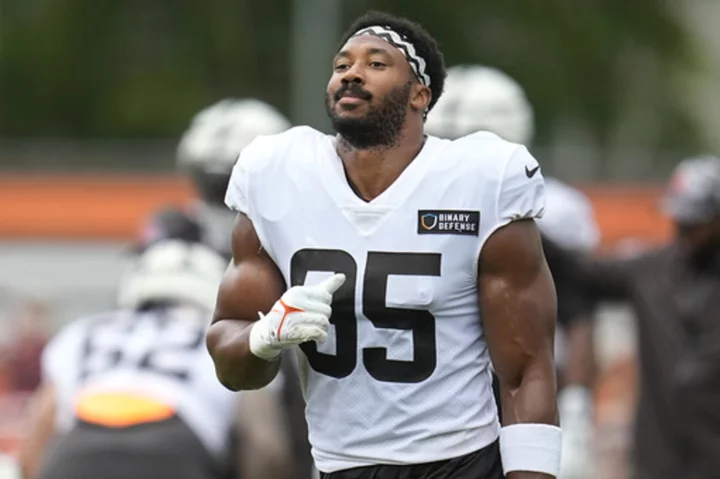Browns star DE Myles Garrett leaves practice early against Eagles with foot injury; severity unknown
