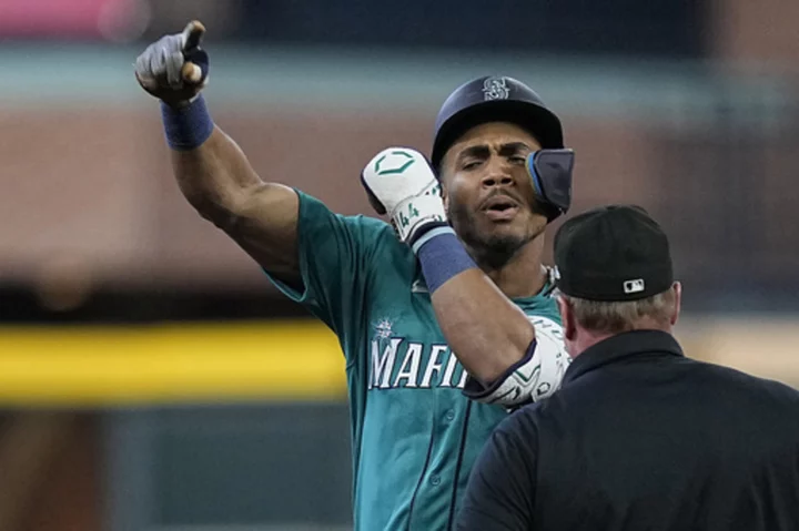 Rodriguez's 17-hit deluge helps put the plucky Mariners back in the AL playoff race