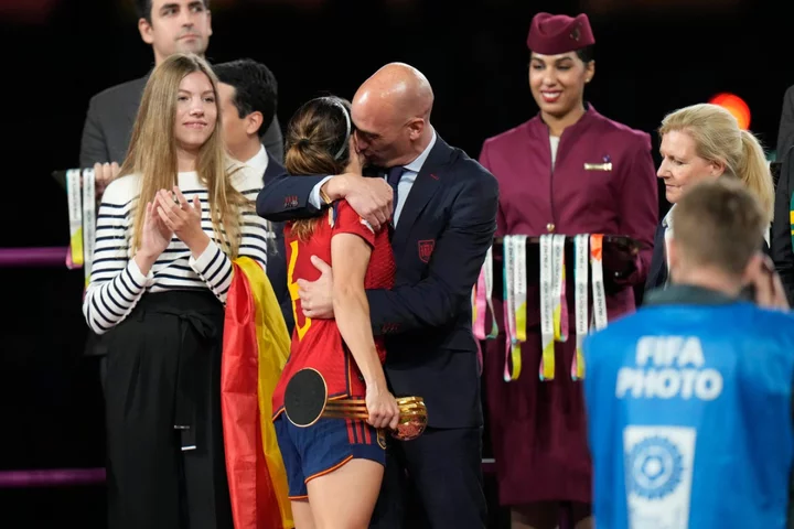 Spanish federation president apologises for kissing one of the players