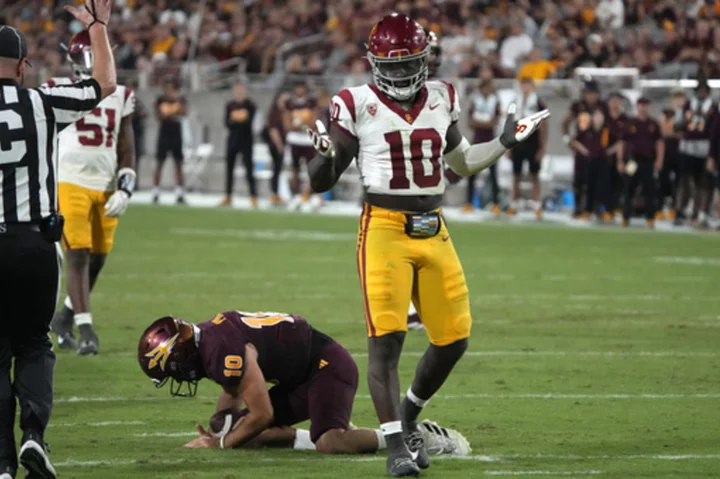USC's Jamil Muhammad is grateful he finally put aside QB dreams to become a star pass rusher