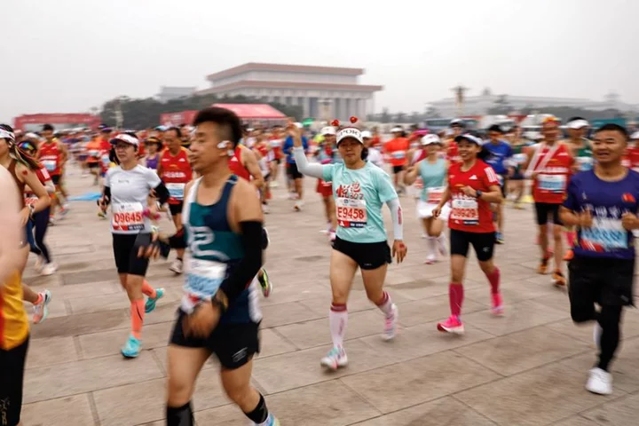 Athletics-Marathoners in Beijing go maskless, unfazed by smog