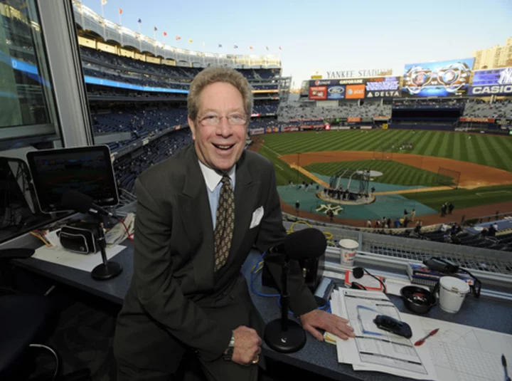 Yanks broadcaster John Sterling hit by foul ball, continues commentary