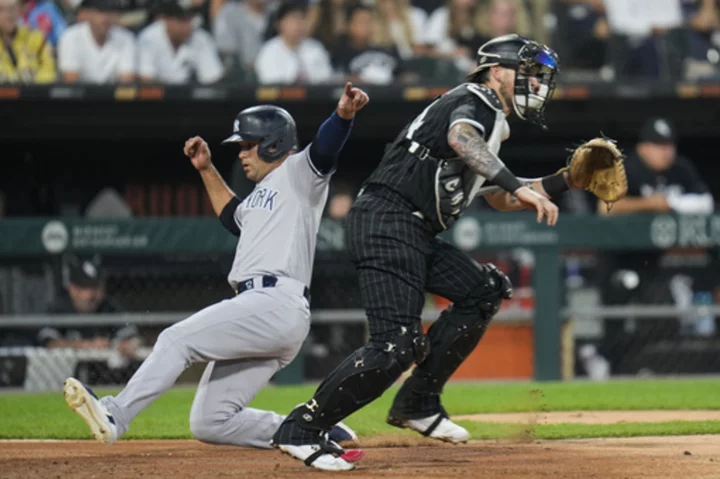 White Sox catcher Grandal leaves game against Yankees with sore left knee