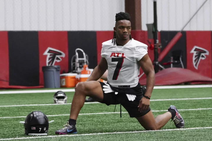 Falcons RB Bijan Robinson signs contract, debuts No. 7 jersey at rookie minicamp