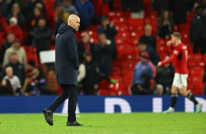 Soccer-Ten Hag says Man United must stick together if they are to right the ship