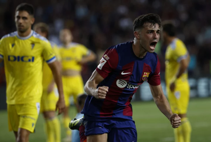 Barcelona gets late goals to win first official match at its temporary new home