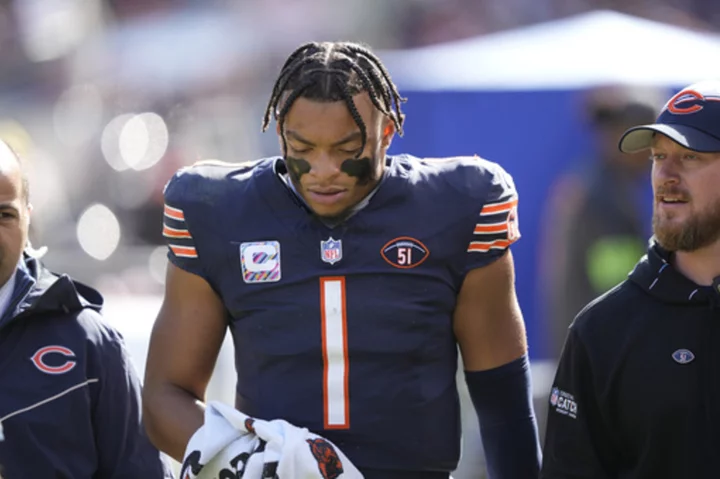 Chicago Bears QB Justin Fields leaves game against Vikings with right hand injury