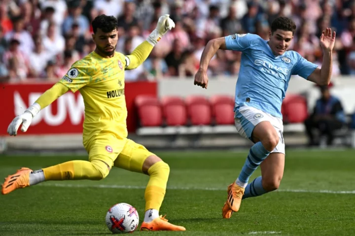 Arsenal sign Brentford keeper Raya on season-long loan