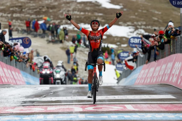 Buitrago wins key Giro 19th stage, Thomas holds race lead