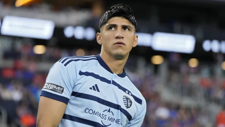Alan Pulido signs new contract with Sporting Kansas City