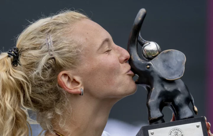Katerina Siniakova wins first singles grass-court title by beating Bronzetti in Bad Homburg final