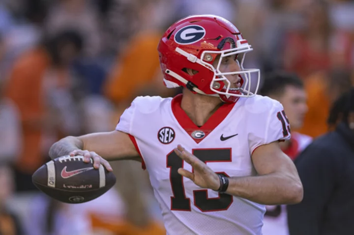 Beck throws for 298 yards, 3 TDs to lead No. 1 Georgia over No. 21 Tennessee 38-10