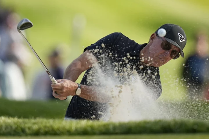 Mickelson relieved he'll likely make PGA Championship cut after 2nd-round struggles