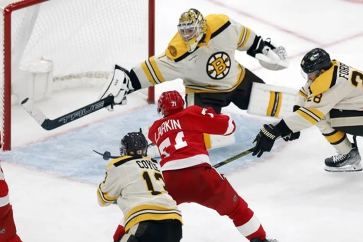 Alex DeBrincat, Red Wings knock off NHL-best Bruins for 2nd time, 5-2