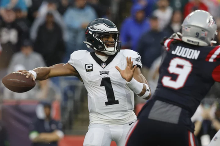 Jalen Hurts, Eagles build early lead, hang on to beat Patriots 25-20 as Tom Brady is honored