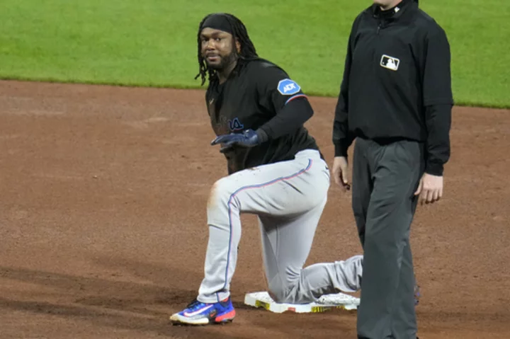 Bell's 2-run double keys 4-run 8th as Marlins beat Pirates 4-3 to close on playoff spot