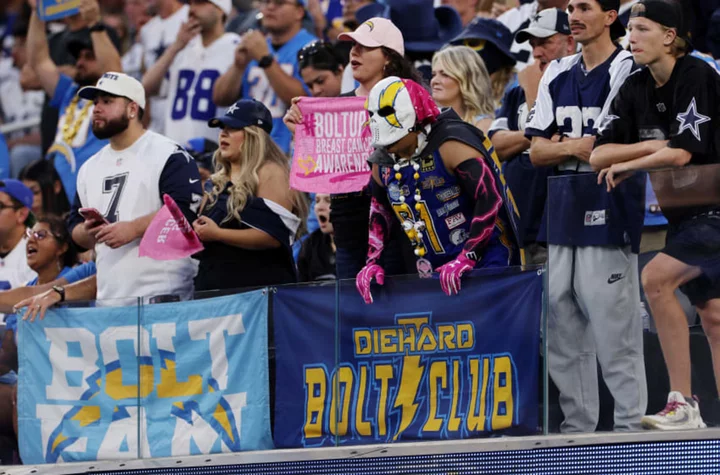 Twitter reacts to Chargers lady going through every emotion on MNF broadcast