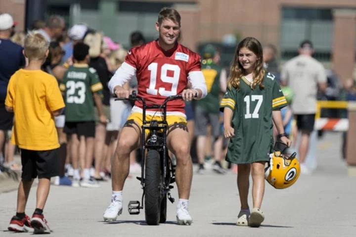 Packers narrow their backup QB competition by releasing Danny Etling