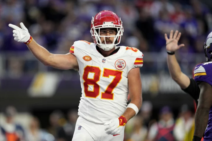 Shake it off: Travis Kelce hip to Taylor Swift's lyrics as he slips free from injury, Rodgers insult