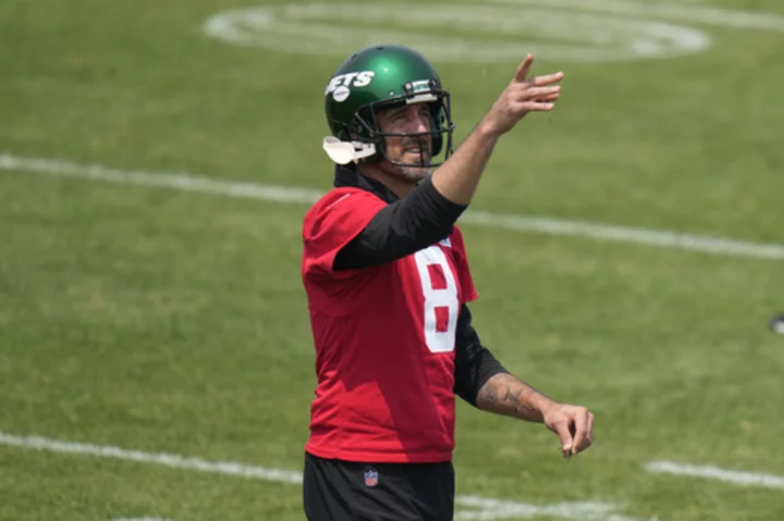 Jets' Aaron Rodgers over calf issue and practicing, providing some 'wow' moments