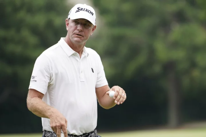 Lucas Glover posts another low round and leads FedEx Cup opener by 1 stroke