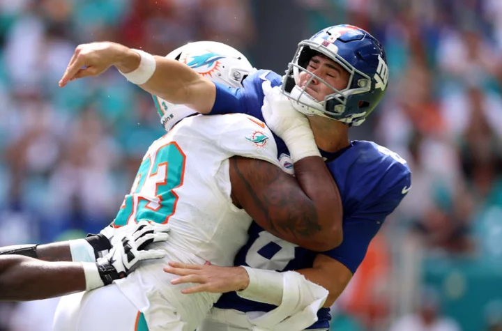 Daniel Jones injury update: NY Giants offensive line lets high-priced QB down