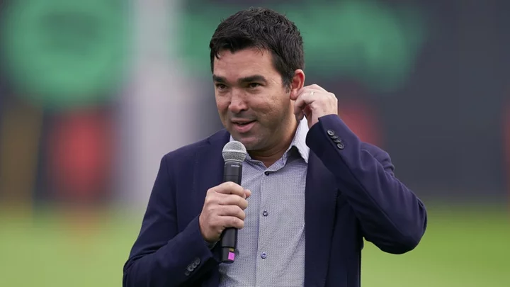 Deco names two Barcelona stars who are close to signing new contracts