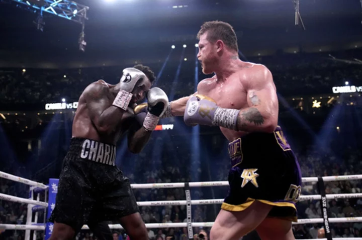 Alvarez thoroughly dominates Charlo to win by unanimous decision