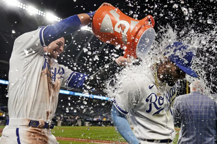 Melendez has 4 RBIs, Royals score 8 in 6th, beat ChiSox 12-5